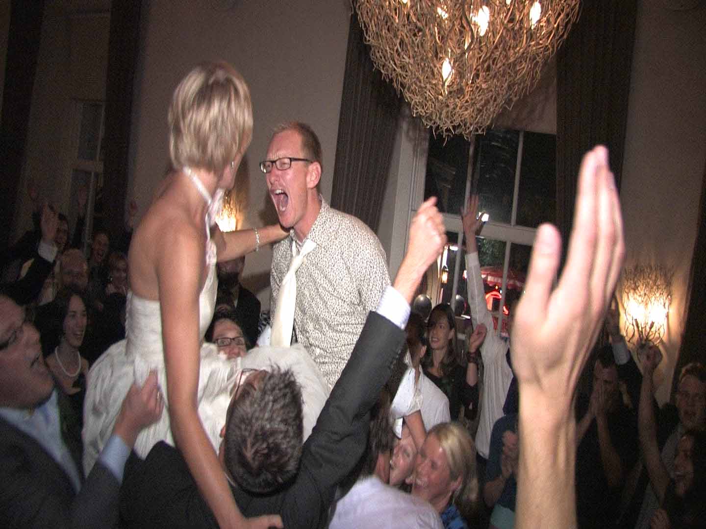 Video: Op de schouders tijdens het huwelijksfeest.